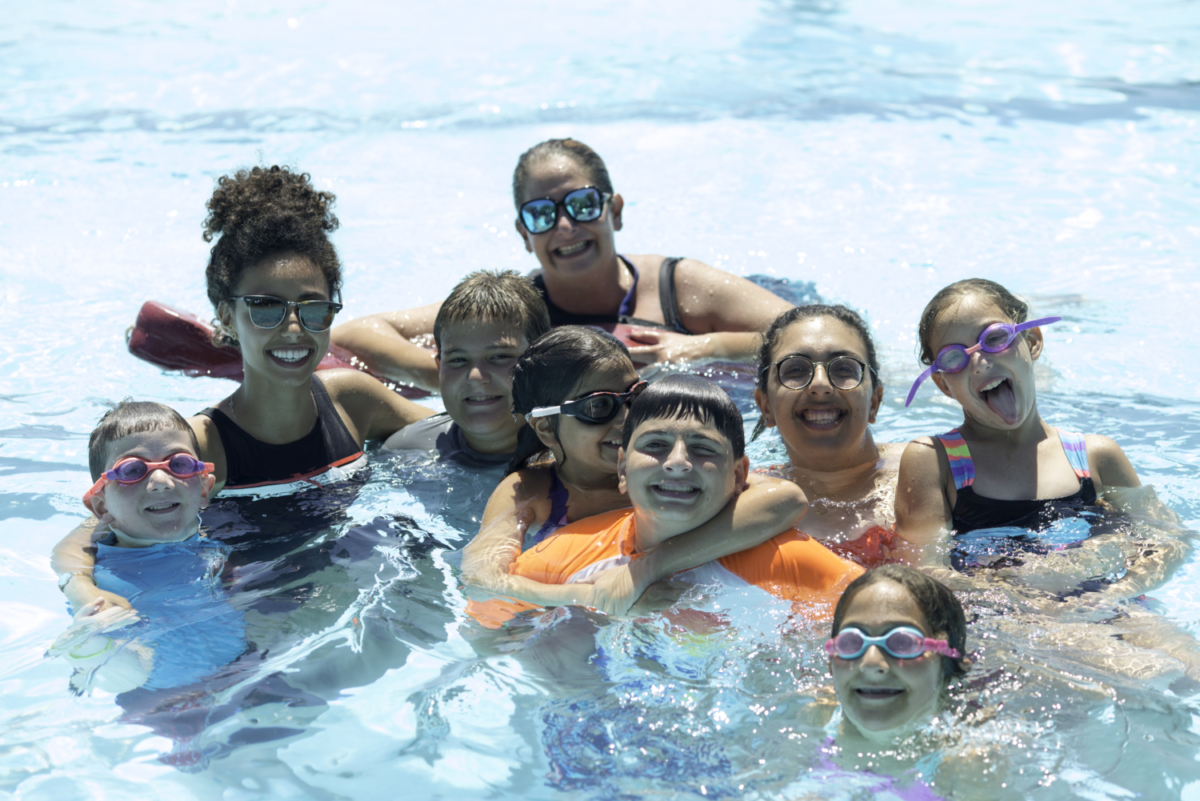 Staff and large group 2018 in pool